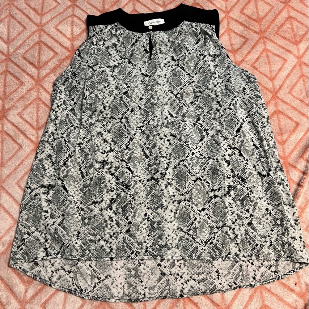 #64 Calvin Klein Top - Picture 5 of 7